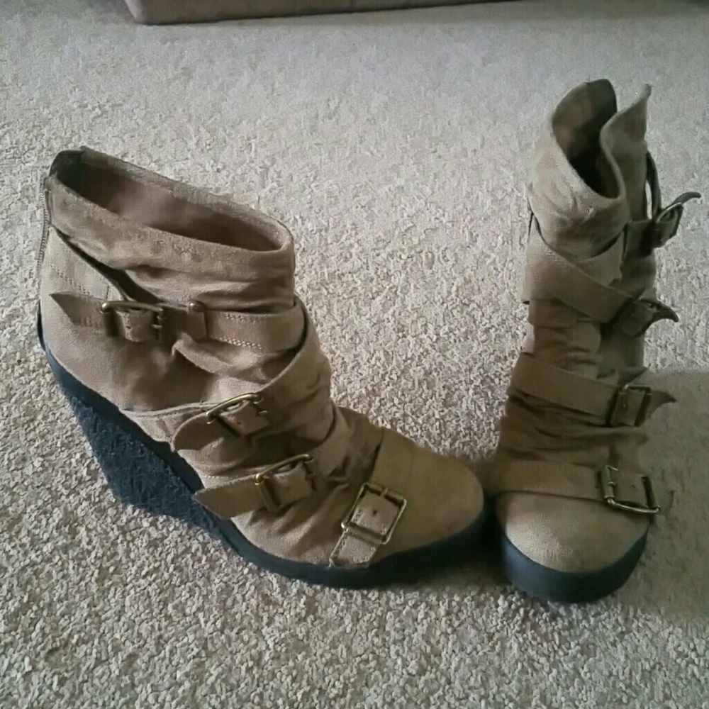 Tan Vera Wang ankle boots